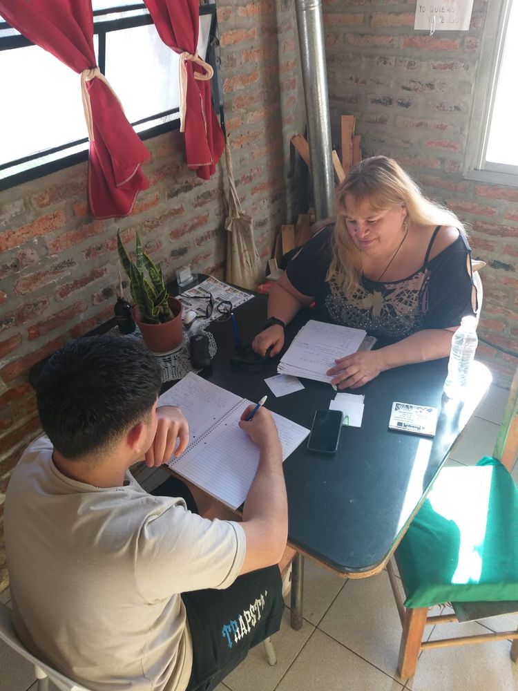 Clase particular de Lengua presencial en Benavídez - Profe Nora revisando ejercicios con alumno